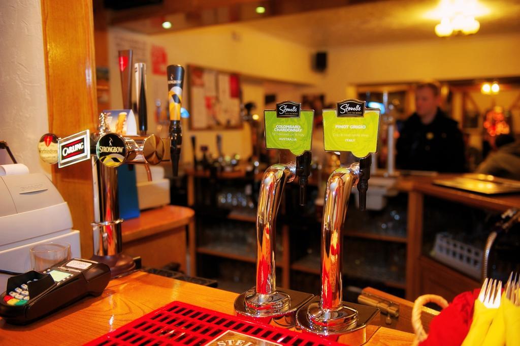 The Little Crown Inn بونتيبول المظهر الخارجي الصورة